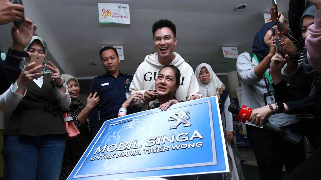 Dikaruniai Anak, Baim Wong Beri Kado Mobil Mewah untuk Paula