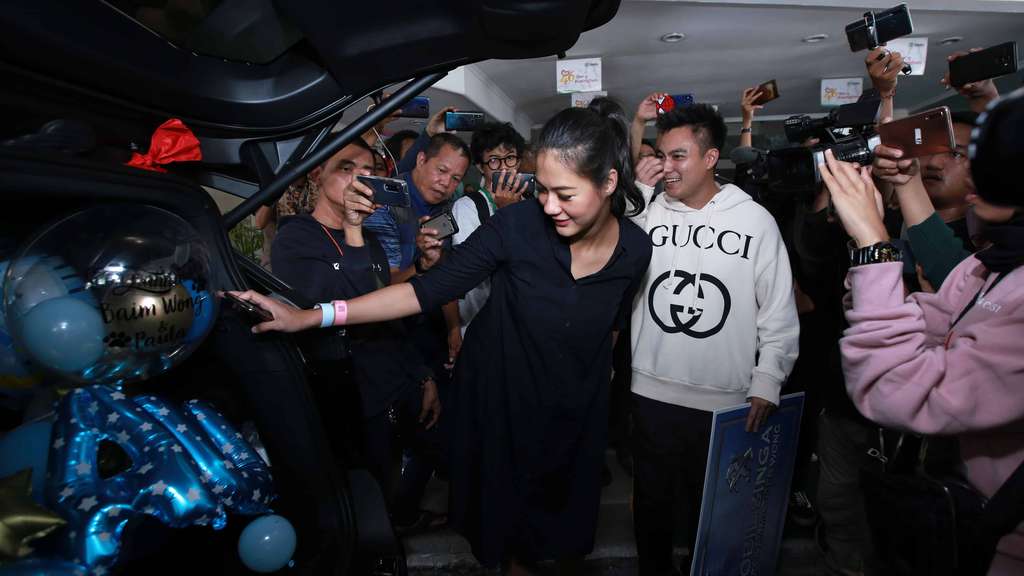 Dikaruniai Anak, Baim Wong Beri Kado Mobil Mewah untuk Paula