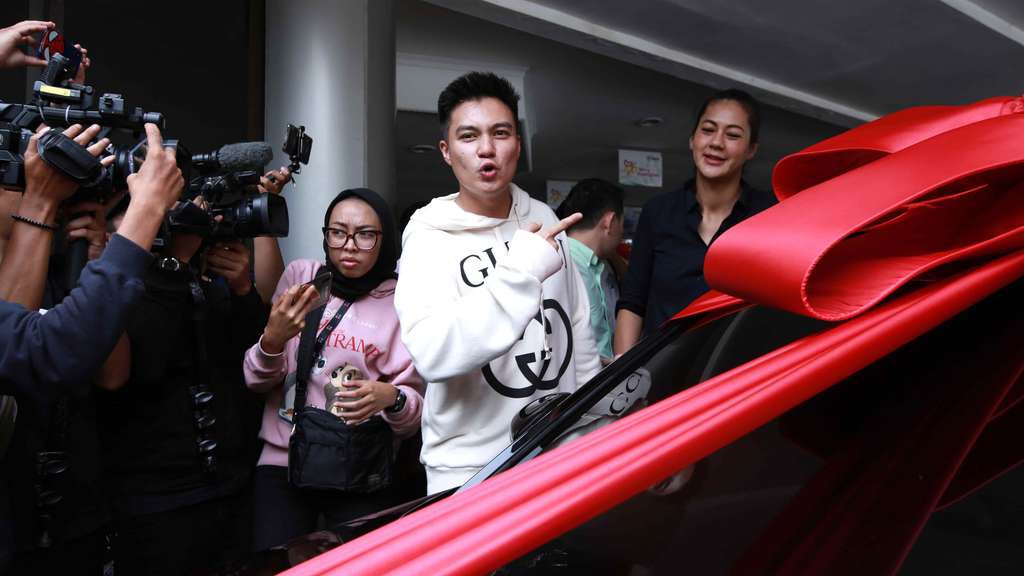 Dikaruniai Anak, Baim Wong Beri Kado Mobil Mewah untuk Paula