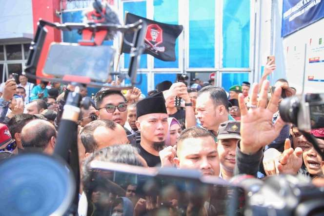 Bebas, Begini Gaya Ahmad Dhani Saat Diarak Pakai Truk