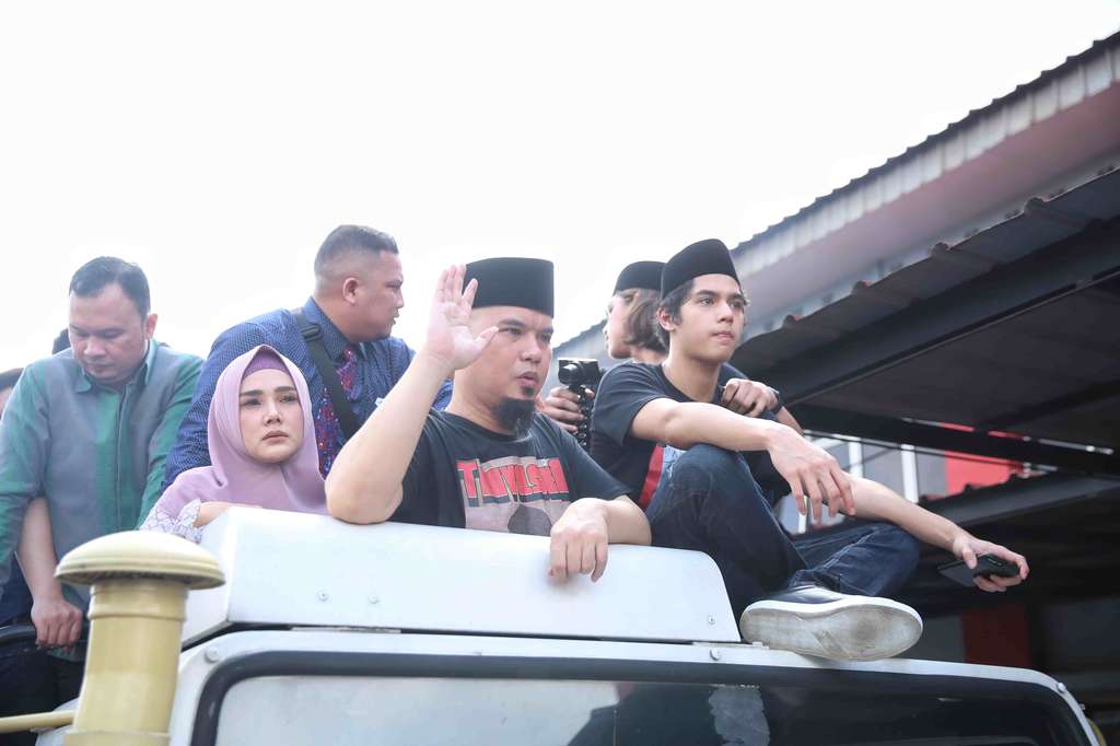 Bebas, Begini Gaya Ahmad Dhani Saat Diarak Pakai Truk