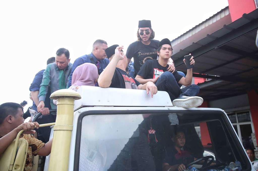 Bebas, Begini Gaya Ahmad Dhani Saat Diarak Pakai Truk
