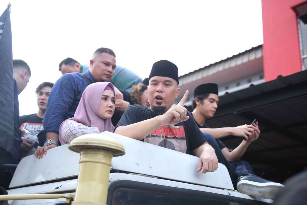 Bebas, Begini Gaya Ahmad Dhani Saat Diarak Pakai Truk