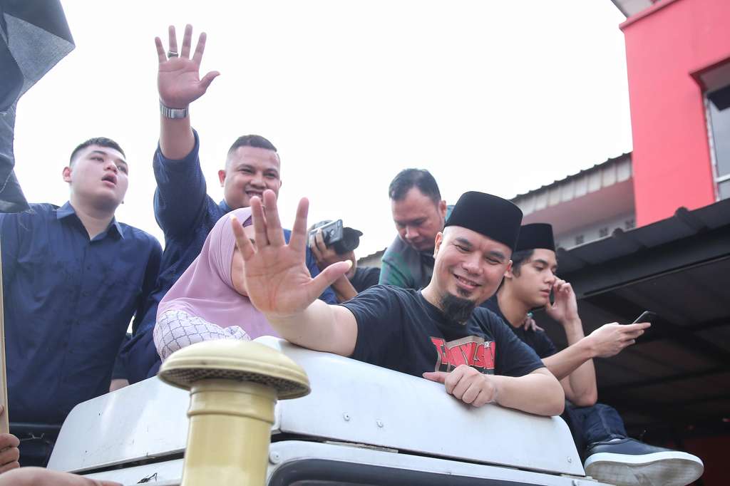 Bebas, Begini Gaya Ahmad Dhani Saat Diarak Pakai Truk