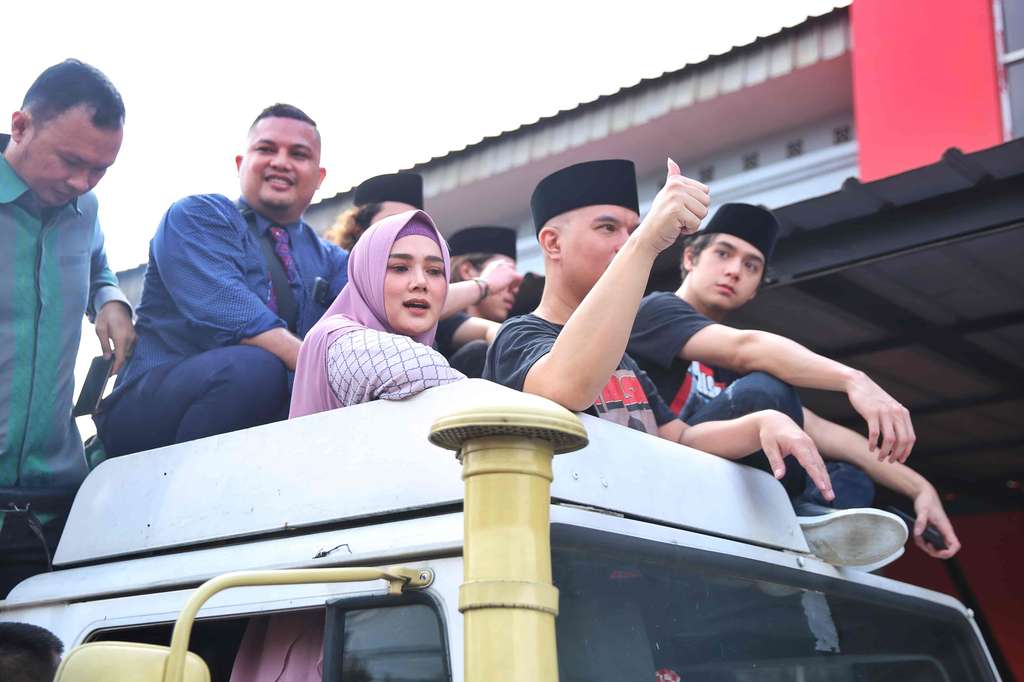 Bebas, Begini Gaya Ahmad Dhani Saat Diarak Pakai Truk