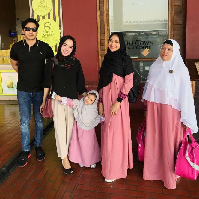 7 Foto Kedekatan Medina Zein dan Keluarga Azhari