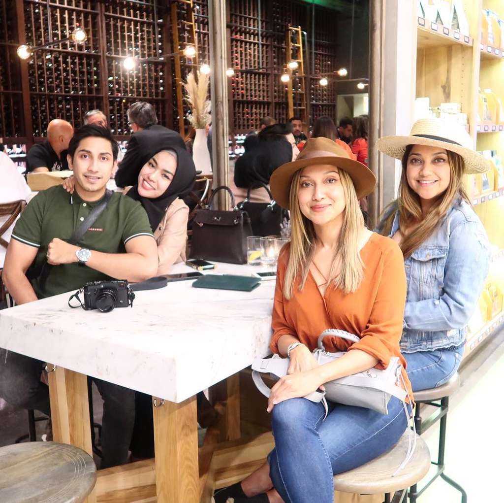 7 Foto Kedekatan Medina Zein dan Keluarga Azhari