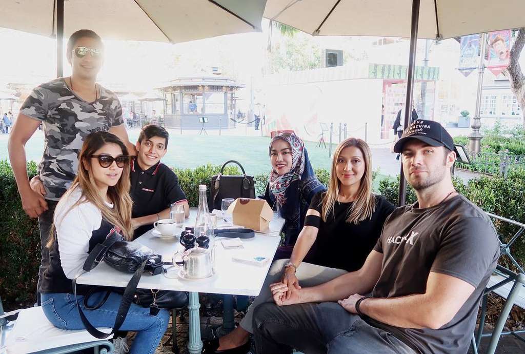 7 Foto Kedekatan Medina Zein dan Keluarga Azhari