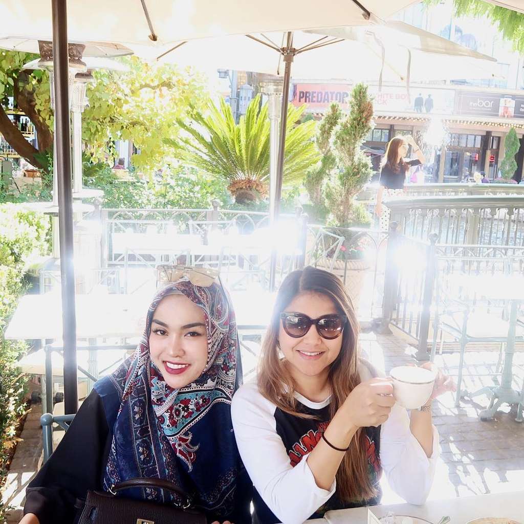 7 Foto Kedekatan Medina Zein dan Keluarga Azhari