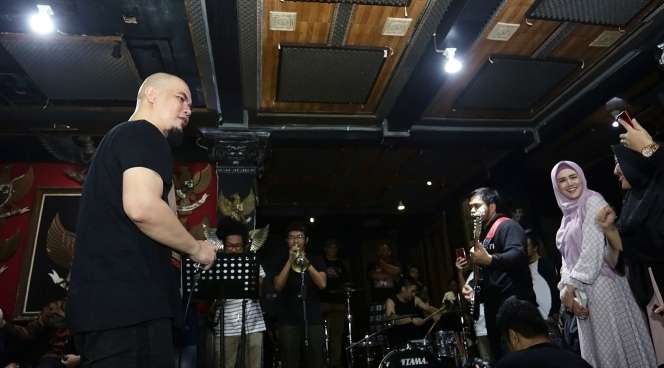 Gaya Ahmad Dhani Latihan Band Usai Bebas