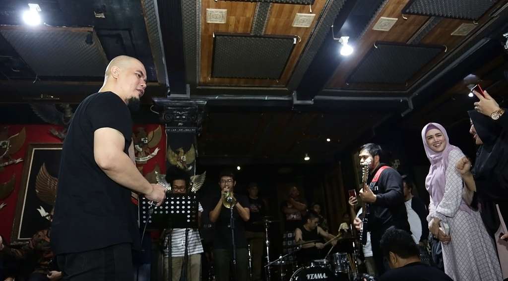 Gaya Ahmad Dhani Latihan Band Usai Bebas