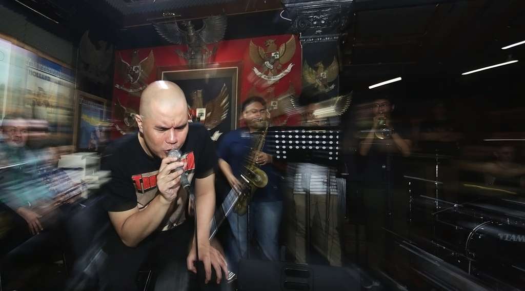 Gaya Ahmad Dhani Latihan Band Usai Bebas