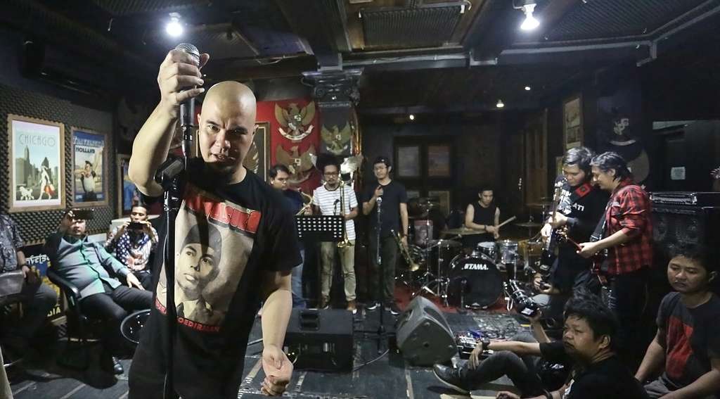 Gaya Ahmad Dhani Latihan Band Usai Bebas