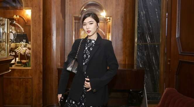 Penampilan Chic nan Elegan Isyana Sarasvati dalam Busana Hitam