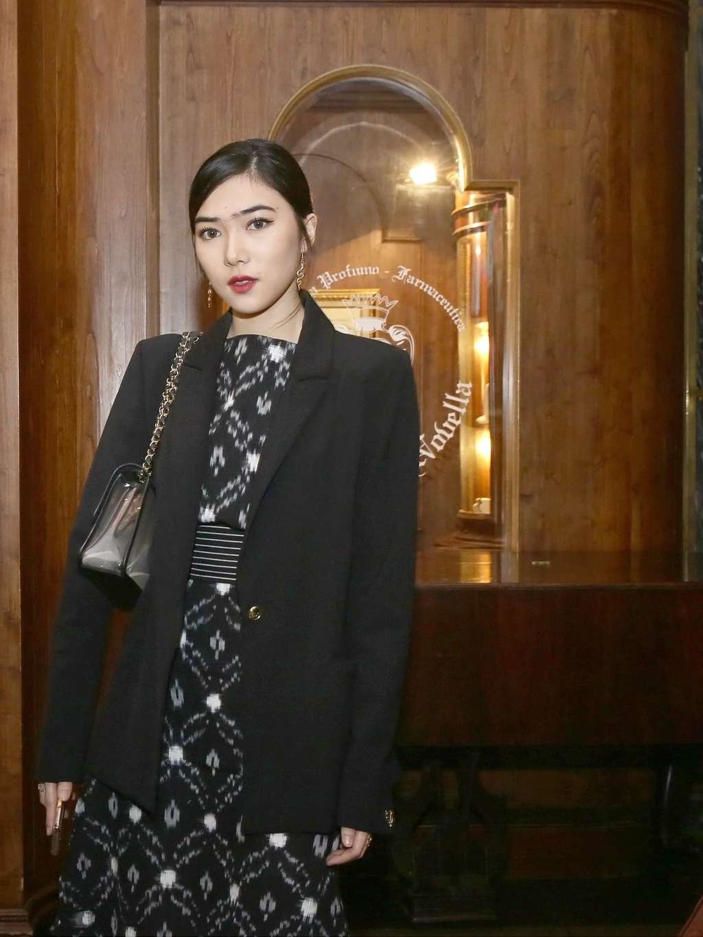 Penampilan Chic nan Elegan Isyana Sarasvati dalam Busana Hitam