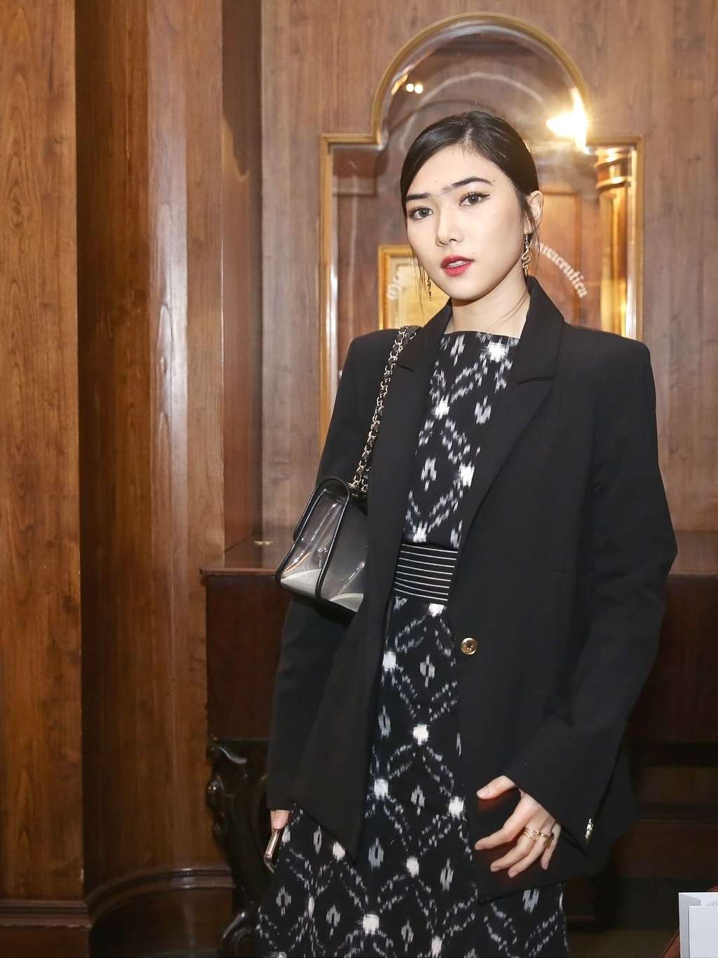 Penampilan Chic nan Elegan Isyana Sarasvati dalam Busana Hitam