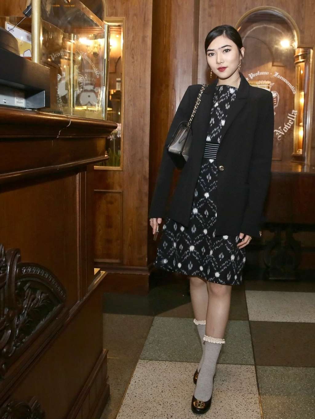Penampilan Chic nan Elegan Isyana Sarasvati dalam Busana Hitam