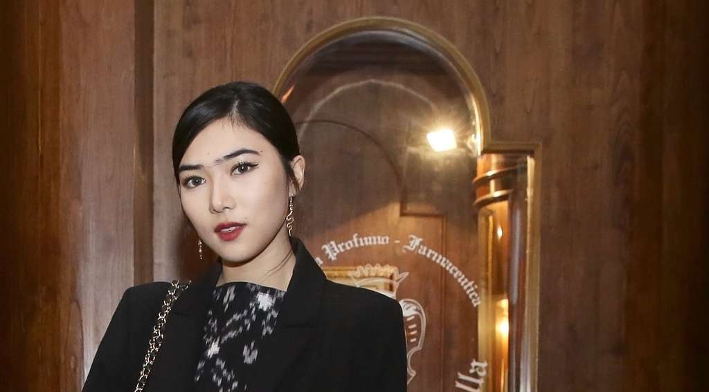 Penampilan Chic nan Elegan Isyana Sarasvati dalam Busana Hitam
