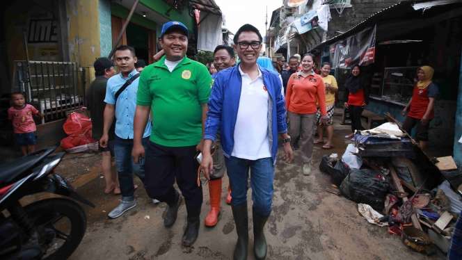 7 Potret Gaya Eko Patrio Kunjungi Korban Banjir di Bidara Cina