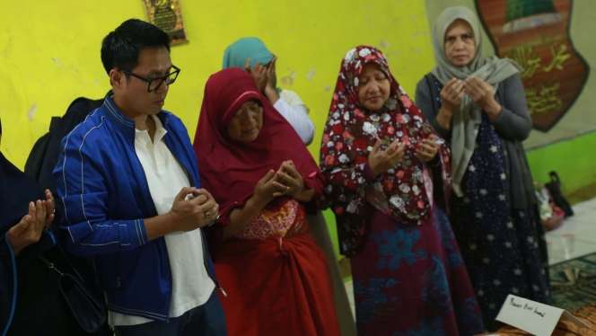 7 Potret Gaya Eko Patrio Kunjungi Korban Banjir di Bidara Cina