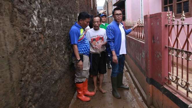 7 Potret Gaya Eko Patrio Kunjungi Korban Banjir di Bidara Cina