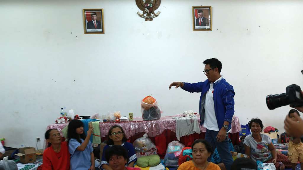 7 Potret Gaya Eko Patrio Kunjungi Korban Banjir di Bidara Cina