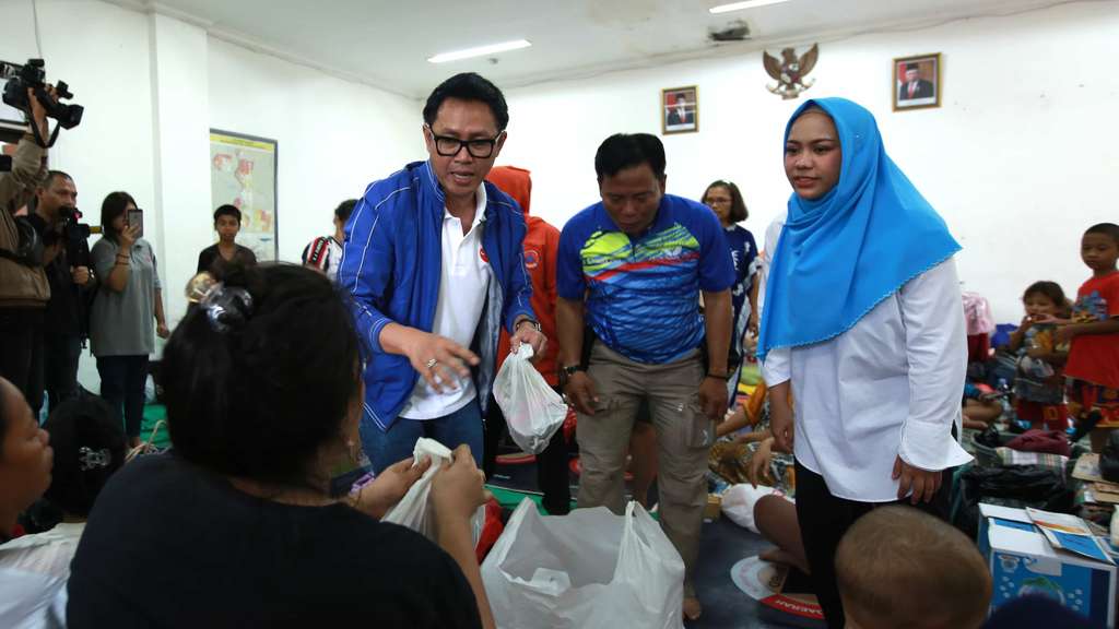 7 Potret Gaya Eko Patrio Kunjungi Korban Banjir di Bidara Cina