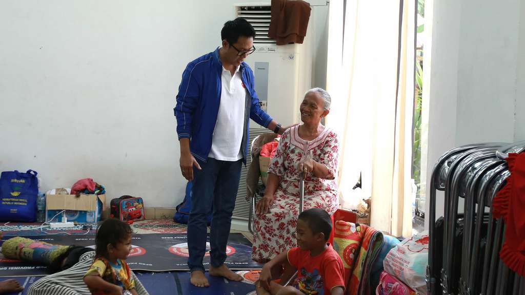 7 Potret Gaya Eko Patrio Kunjungi Korban Banjir di Bidara Cina