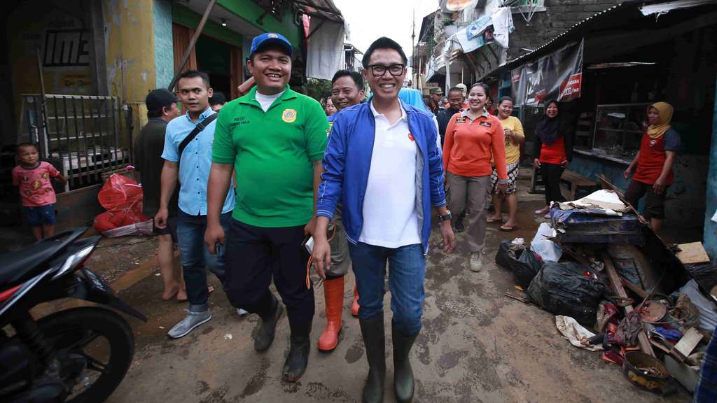 7 Potret Gaya Eko Patrio Kunjungi Korban Banjir di Bidara Cina