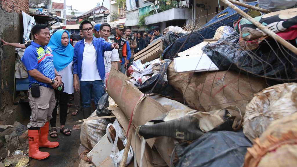 7 Potret Gaya Eko Patrio Kunjungi Korban Banjir di Bidara Cina