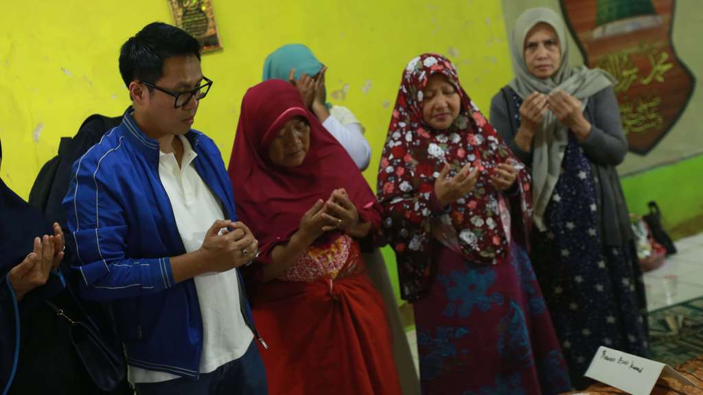 7 Potret Gaya Eko Patrio Kunjungi Korban Banjir di Bidara Cina