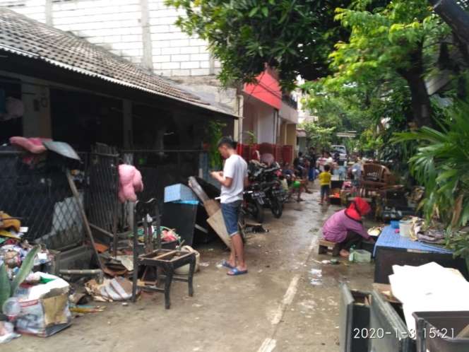 8 Potret Warga Jatimulya Bekasi Bersih-bersih Usai Banjir