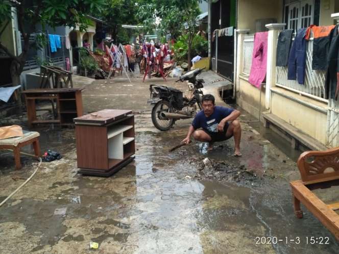 8 Potret Warga Jatimulya Bekasi Bersih-bersih Usai Banjir