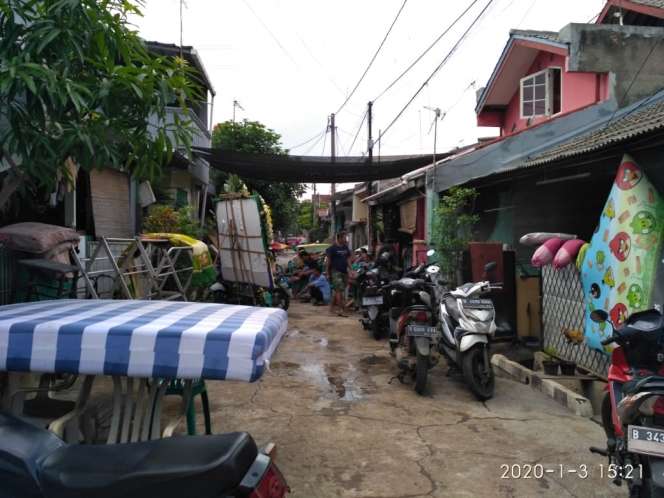 8 Potret Warga Jatimulya Bekasi Bersih-bersih Usai Banjir