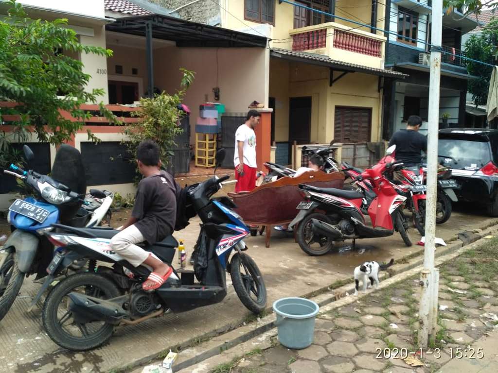 8 Potret Warga Jatimulya Bekasi Bersih-bersih Usai Banjir