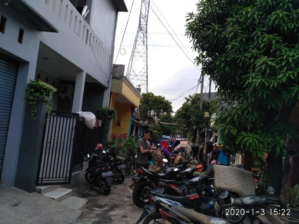 8 Potret Warga Jatimulya Bekasi Bersih-bersih Usai Banjir