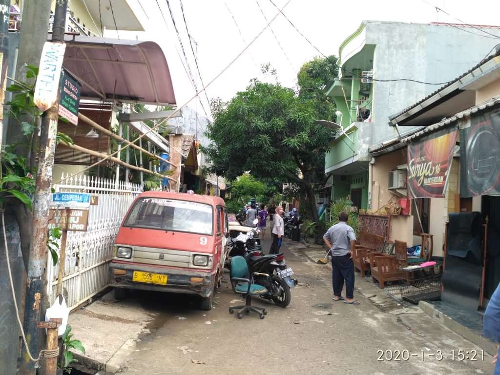 8 Potret Warga Jatimulya Bekasi Bersih-bersih Usai Banjir