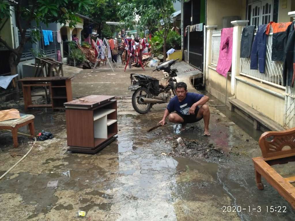 8 Potret Warga Jatimulya Bekasi Bersih-bersih Usai Banjir