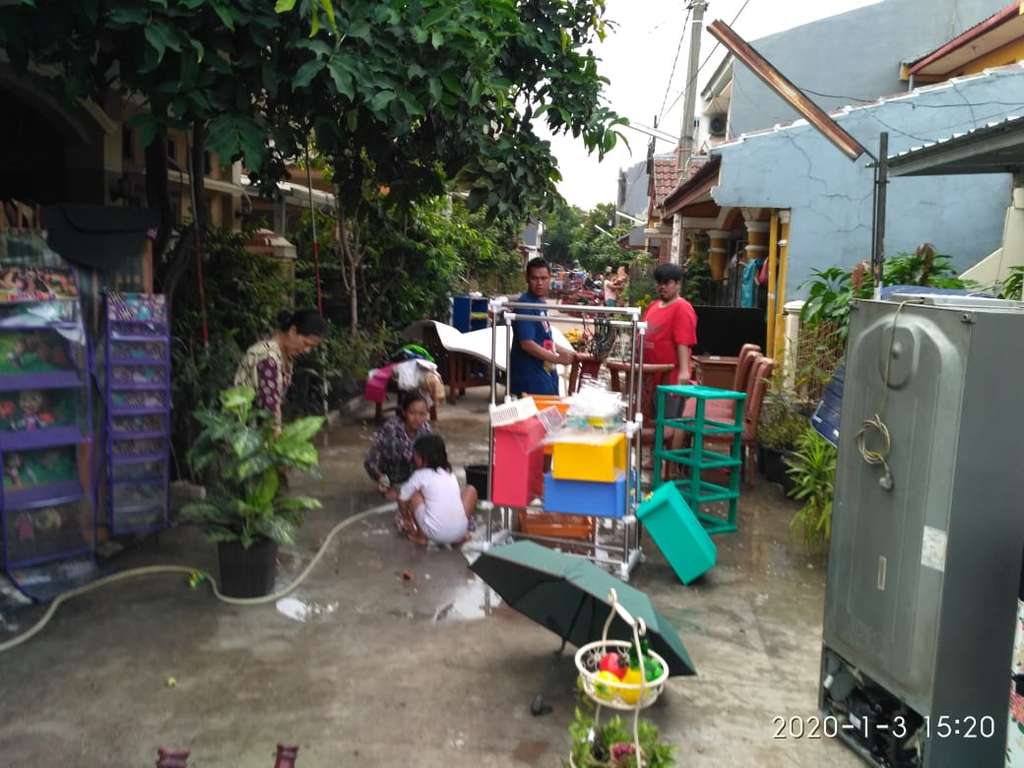 8 Potret Warga Jatimulya Bekasi Bersih-bersih Usai Banjir