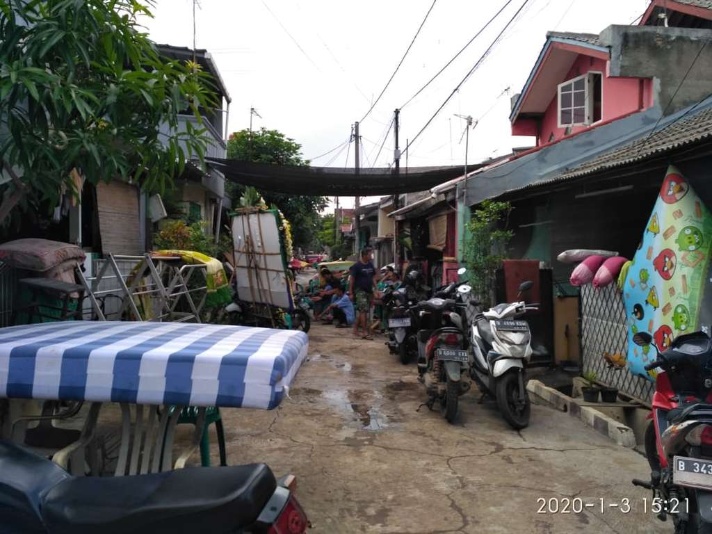 8 Potret Warga Jatimulya Bekasi Bersih-bersih Usai Banjir