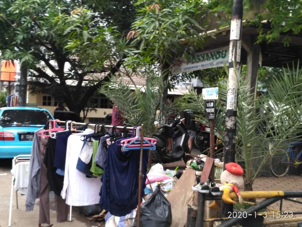 8 Potret Warga Jatimulya Bekasi Bersih-bersih Usai Banjir