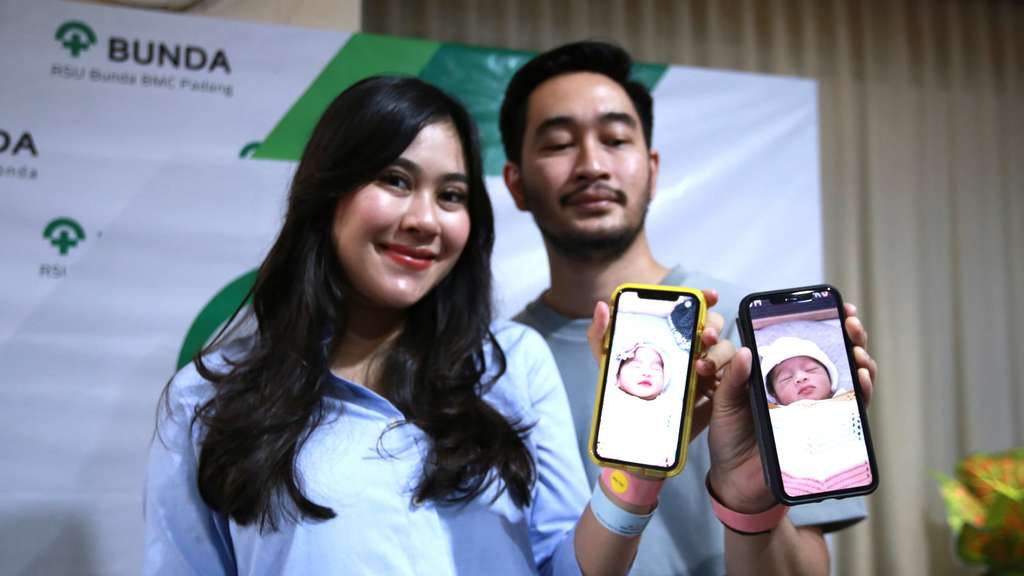 Foto Raut Bahagia Syahnaz dan Jeje Usai Kelahiran si Kembar