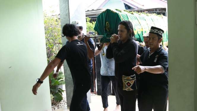 Usai Sholatkan Jenazah Ria Irawan, Tangis Suami Pecah