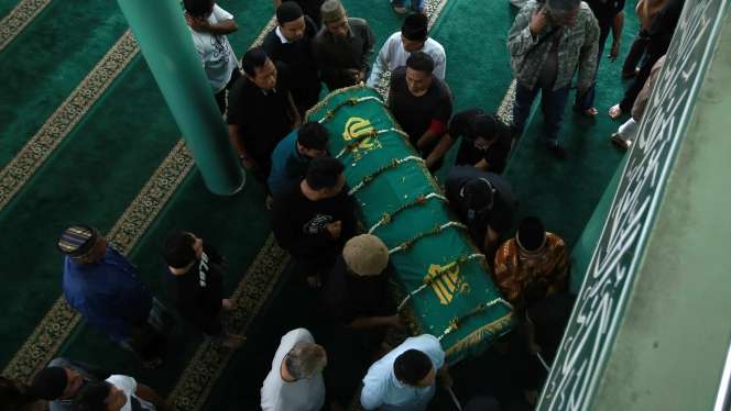 Usai Sholatkan Jenazah Ria Irawan, Tangis Suami Pecah