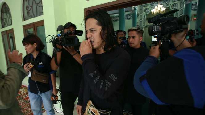 Usai Sholatkan Jenazah Ria Irawan, Tangis Suami Pecah