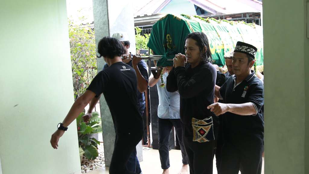 Usai Sholatkan Jenazah Ria Irawan, Tangis Suami Pecah