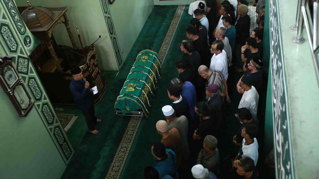Usai Sholatkan Jenazah Ria Irawan, Tangis Suami Pecah
