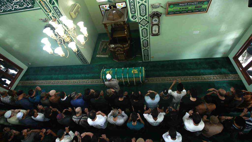 Usai Sholatkan Jenazah Ria Irawan, Tangis Suami Pecah