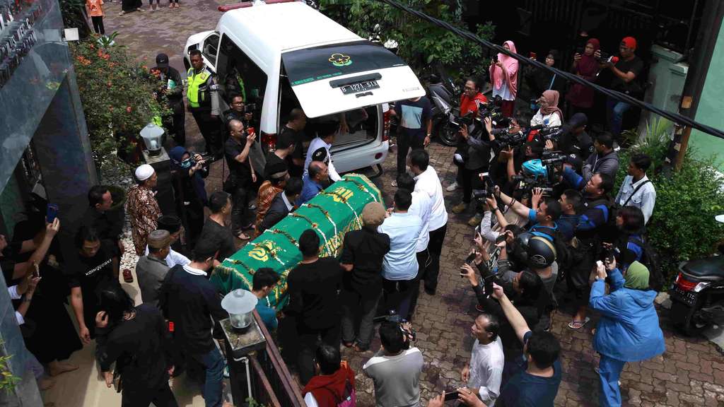 Usai Sholatkan Jenazah Ria Irawan, Tangis Suami Pecah