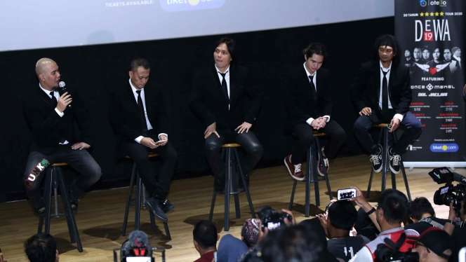 Foto Ekspresi Dul, `Member` Baru Dewa 19 Bersama Ahmad Dhani